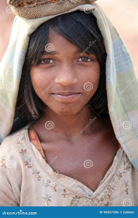 verticale de jeune fille indienne photo éditorial image du hindouisme économie 96557286