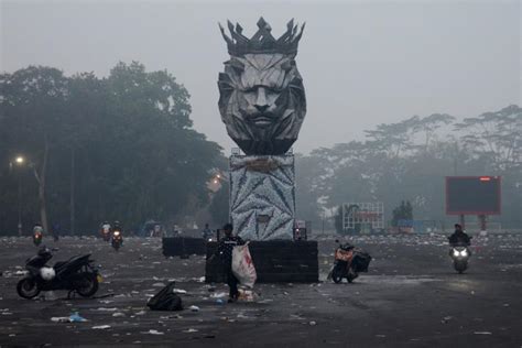 Una Batalla Campal Tras Un Partido De F Tbol En Indonesia Deja Un
