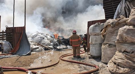 Lurigancho Fuerte Incendio En Depósito De Plásticos En Carapongo El