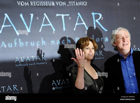 Us Actress Sigourney Weaver And Us Director James Cameron Pose At The Photocall For The Film
