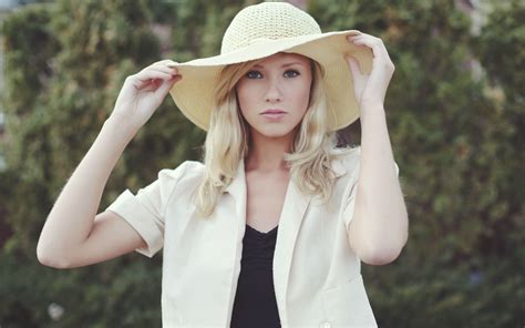 Wallpaper Putih Model Berambut Pirang Mata Biru Melihat Viewer Topi Wanita Mode Musim