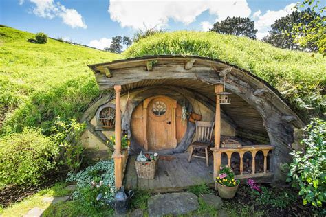 Adorable Front Porch Casa Do Hobbit The Hobbit Earthship Home Underground Homes Unusual