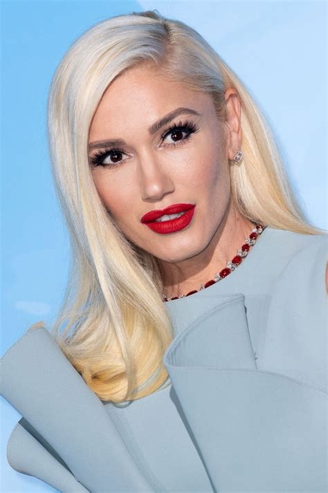 Gwen Stefani Showoff Her Sexy Legs During Gala For The Global Ocean