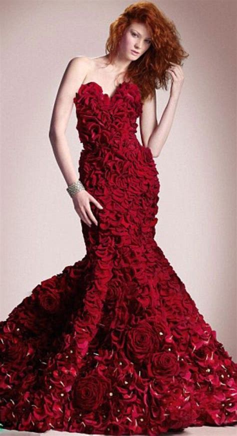 The Special Dress Made From 2000 Fresh Roses For Valentines Day