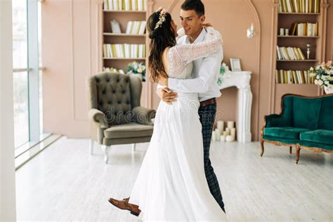 Feliz Pareja Joven Novia Y Novio Primera Boda Recién Casados Bailando