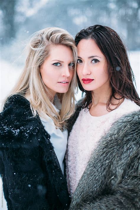 Portrait Of Two Beautiful Woman On A Winter Snow Day Del Colaborador