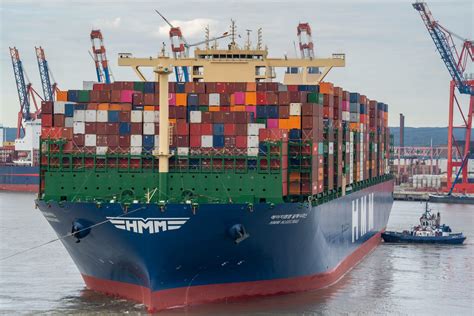 Hamburg Is The Largest Cargo Ship In The World 400 Meters Long Archyde