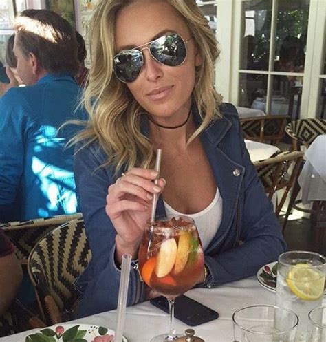 Pin By 𝑃𝑟𝑖𝑚𝑎𝑣𝑒𝑟𝑎 🌿 On Cafe Break Paulina Gretzky Sunglasses Women Photo