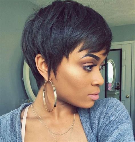 This hairstyle's dramatic effect is obtained by wrapping strands of hair in foils during the dyeing process to achieve a. Short Haircuts for Black Women Over 40 with Fine Hair ...