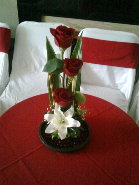 Combinación de rosas rojas con lilí blanca Valentine Flower