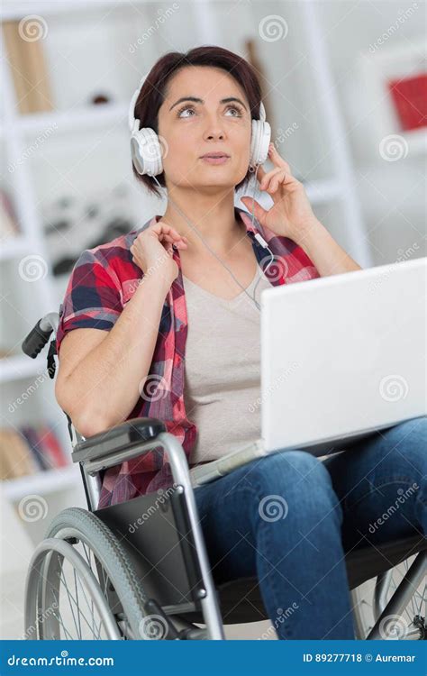 de vrouw in rolstoel geniet van muziek in hoofdtelefoons stock foto image of jong blond 89277718