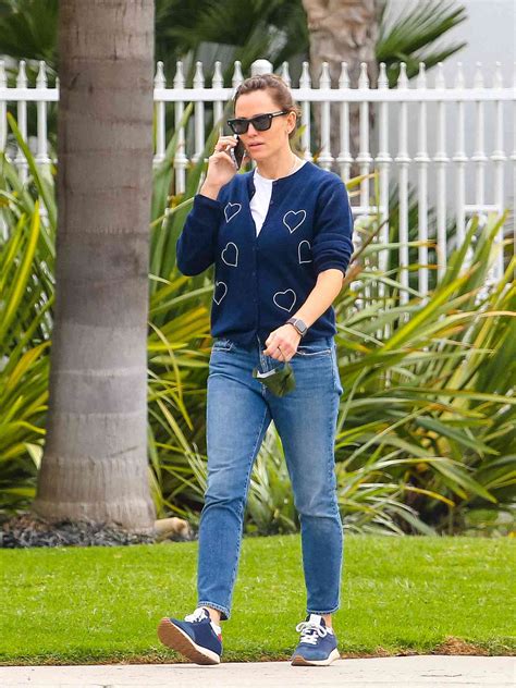 Jennifer Garner Has Been Wearing This Easy Jeans Outfit Since 2002