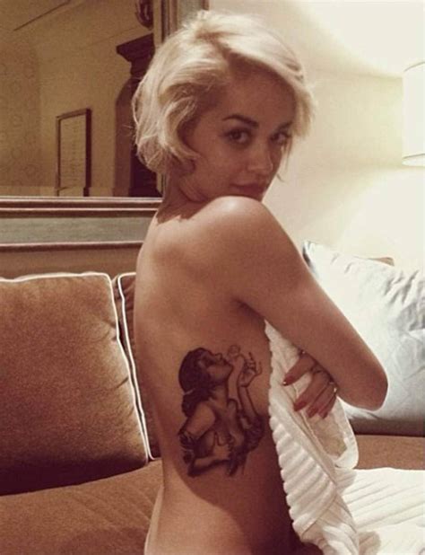 Rita Ora visar upp ny tatuering på revbenen Extra Expressen