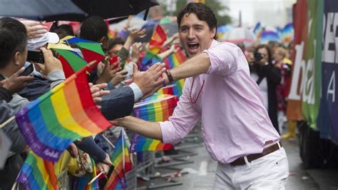 trudeau é 1° premiê canadense a participar da parada gay de toronto