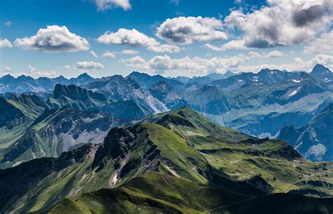 It has also hosted the 1982, 2000, and 2007 world junior figure skating championships. Blick vom Nebelhorn bei Oberstdorf | Im Bild links hinten ...