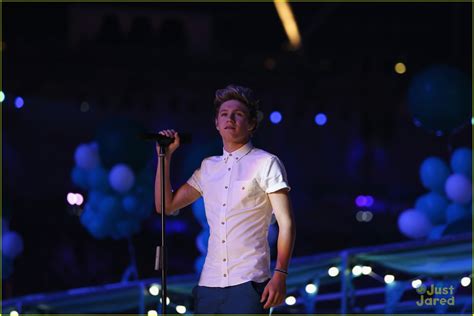 Harry styles, niall horan, liam payne, louis tomlinson i zayn malik.la banda es va formar a londres al programa de televisió the x factor l'any 2010. One Direction: 2012 Olympics Closing Ceremonies! | Photo ...