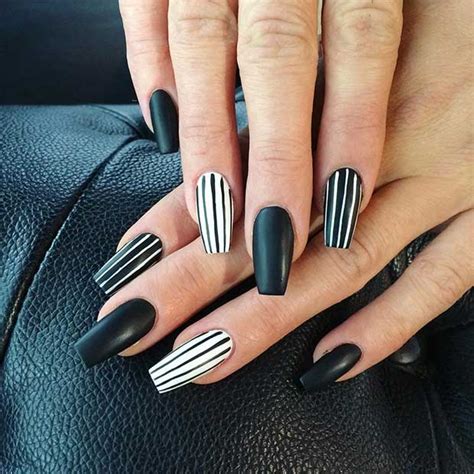 The burgundy nail designs can give out the elegant and chic sense for their dark shades. 25 Edgy Black Nail Designs | StayGlam