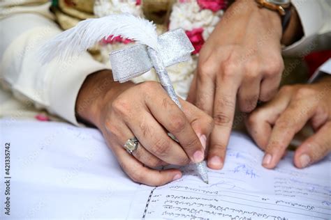 Muslim Groom Signing His Nikah Nama Marriage License Stock Foto