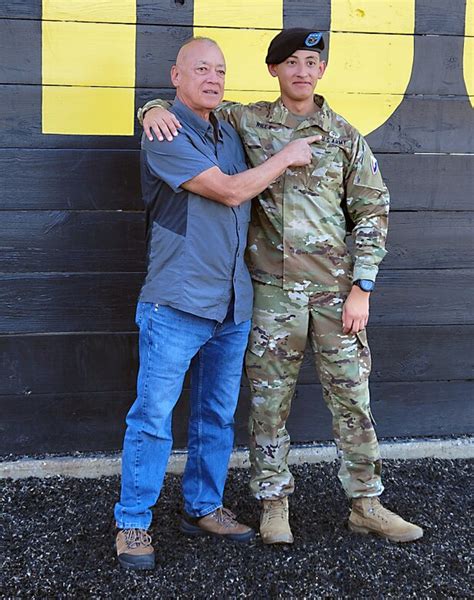 Usammc E Soldier Follows In Fathers Footsteps Earns Air Assault Badge Army Medical Logistics