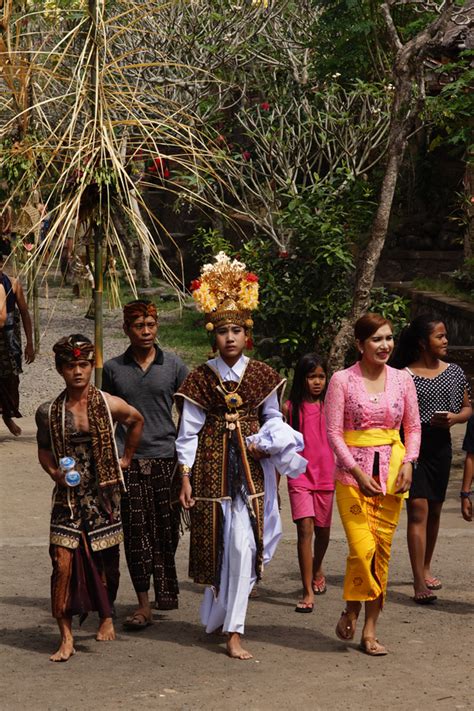 Apakah memang orang jawa itu orang asli pribumi daerah jawa tengah dan jawa timur? FOTO: Cara Orang Bali Asli Menghargai Alam | Good News ...