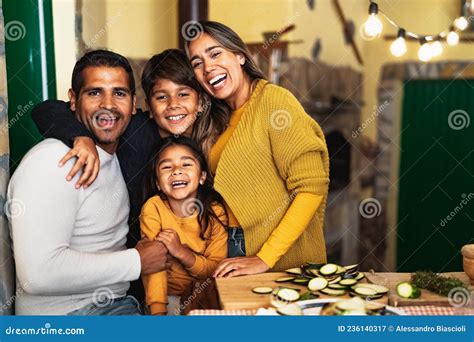 Feliz Familia Hispana Disfrutando De Vacaciones En Casa Imagen De