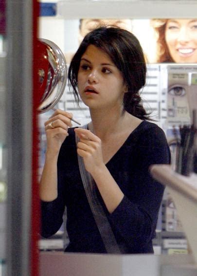 Blessed with great ancestry, of course seeing selena gomez without makeup wouldn't disappointed at all. Hollywood Bollywood Actress: Selena Gomez Without Makeup