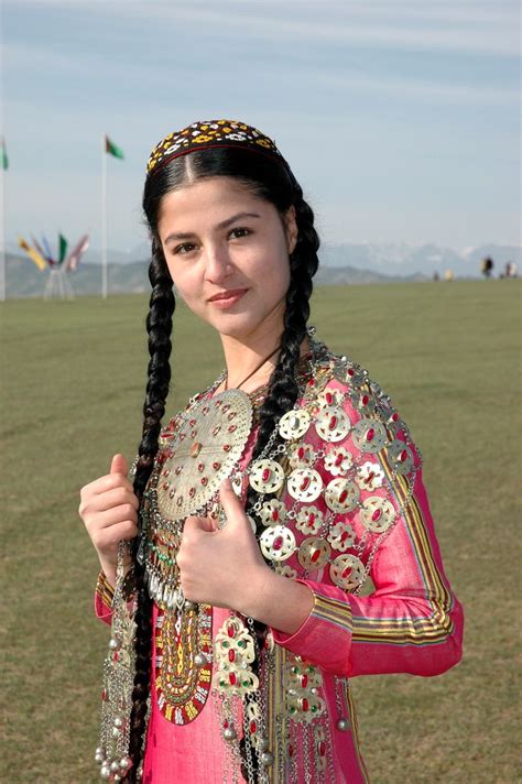 A Turkmen Girl In National Costume Traditional Outfits Beauty Around The World Women