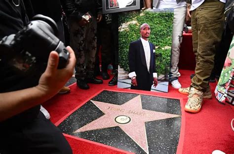 Após 28 Anos De Sua Morte Tupac Finalmente Ganha Estrela Na Calçada Da