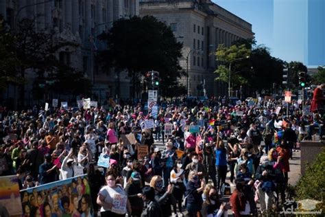 عکس اعتراض زنان مخالف ترامپ در واشنگتن