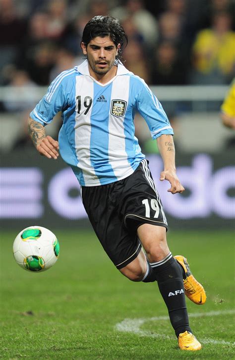 Futbolista argentino, representado por dodici corporation: Ever Banega Photos Photos - Sweden v Argentina ...