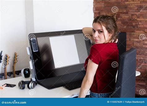 Kobieta Pracuje Przy Komputerem Obraz Stock Obraz złożonej z pracuje kobieta