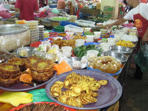Saya rindu hendak menikmati kuih muih lama…terdapat kuih yang sudah lama tidak ada dijual atau dibuat oleh orang pada masa ini seperti emping padi dan lepat pulut. RESEPI NANNIE: Kuih-muih tradisional di pasar Payang..