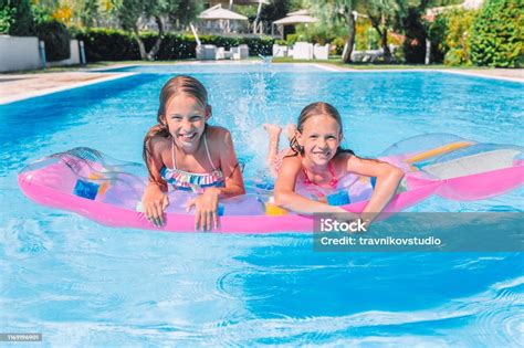 사랑스러운 작은 자매 놀이 에 야외 수영장 개수대에 대한 스톡 사진 및 기타 이미지 개수대 귀여운 놀기 Istock