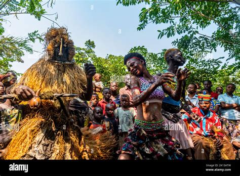 Tribu Yaka Pratiquant Une Danse Rituelle Mbandane République