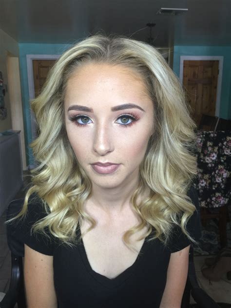 30° flamingos und flipper, sonnenbrille auf und rein in die slipper. High school grad makeup | Beauty, Grad, High school