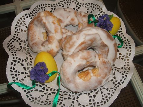 La scarcella pugliese è un dolce tipico pugliese cucinato soprattutto a pasqua, nell'ambito della le scarcelle pasquali possono hanno le forme più diverse a seconda della fantasia del loro creatore. Taralli pasquali (Pucciàtidd)