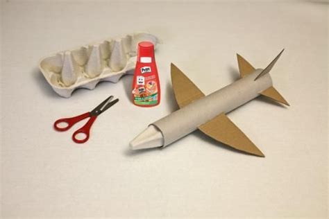 Papierflieger selbst basteln papierflugzeug falten beste origami. Flugzeug aus Küchenrolle, Eierkarton und Klopapier Rolle | Basteln mit toilettenpapierrollen ...