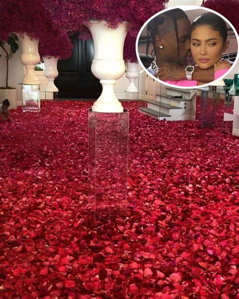 Travis Scott Covers Kylie Jenners House With Roses Before 22nd Birthday Perez Hilton