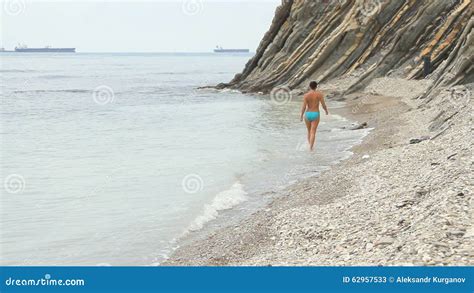 Giovane Camminata Femminile Nuda Sulla Spiaggia Archivi Video Video