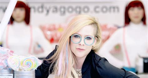 Avril Lavigne Lança Música Hello Kitty