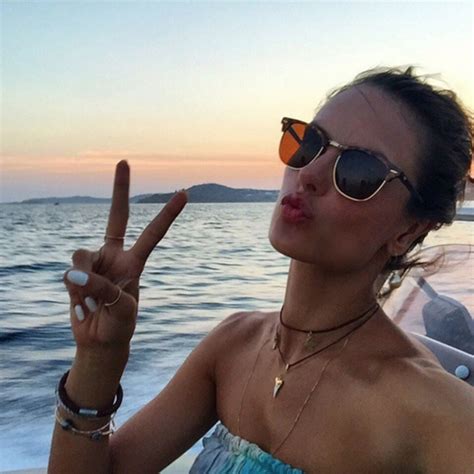 Alessandra Ambrosio Adicta A Los Selfies De Instagram