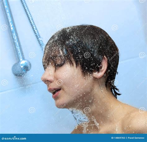 Junge Der Unter Einer Dusche Badet Stockbild Bild Von Getont Hand