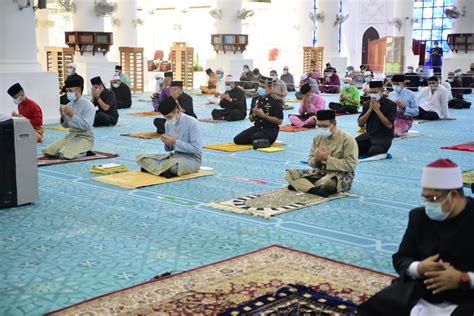 Senarai waktu solat kl bagi tahun 2021. Jemaah Di Kuala Lumpur Dibenarkan Solat Jumaat Di Masjid ...