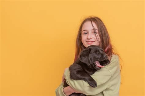 Uma Adolescente Com Um Cachorrinho Uma Garota Com Um Labrador Retriever