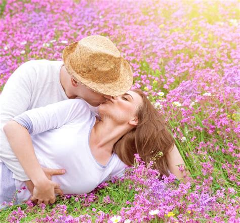 户外浪漫亲吻 库存图片 图片 包括有 男性 草甸 亲吻 字段 花卉 外面 容忍 日期 享用 38587017