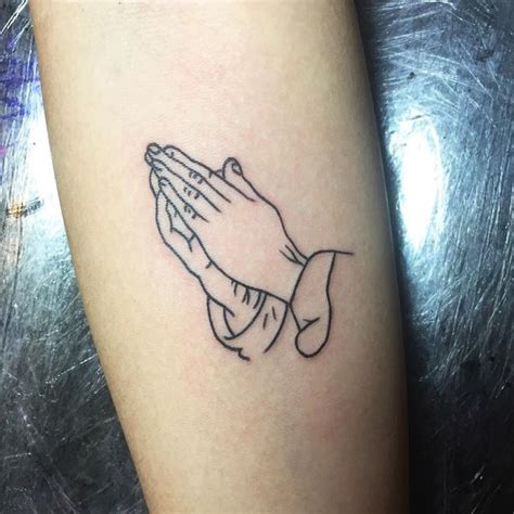The in gods hands tattoo can be customized to match your preference for design. ⊳ Praying Hands Tattoo with Meaning - Jesus Hand Tattoo ...