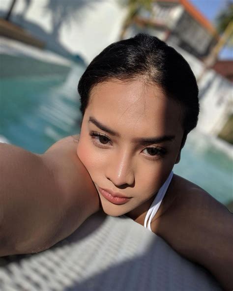 10 Gaya Hits Anya Geraldine Saat Di Kolam Renang Segar Banget