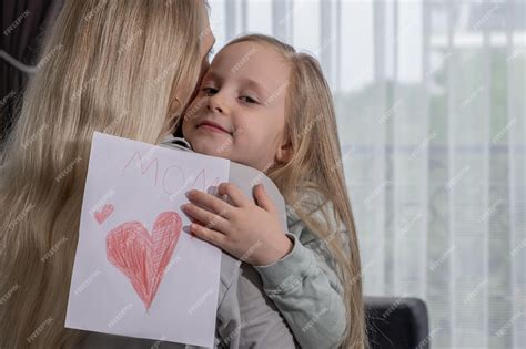 Cerrar Retrato Hija Saludando A Su Madre Con El Día De La Madre Y Dando