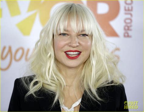 On a particularly windy night at seriesfest in colorado, a gust blew sia's signature bangs across her face, revealing. Sia Has Shown Her Face Many, Many Times Without a Wig ...
