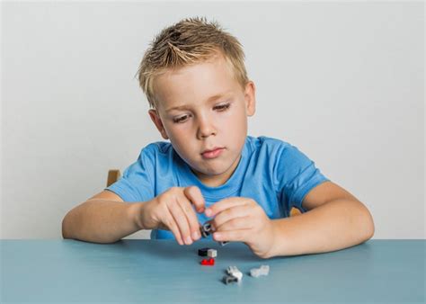 Gros Plan Jeune Enfant Jouer Lego Photo Premium